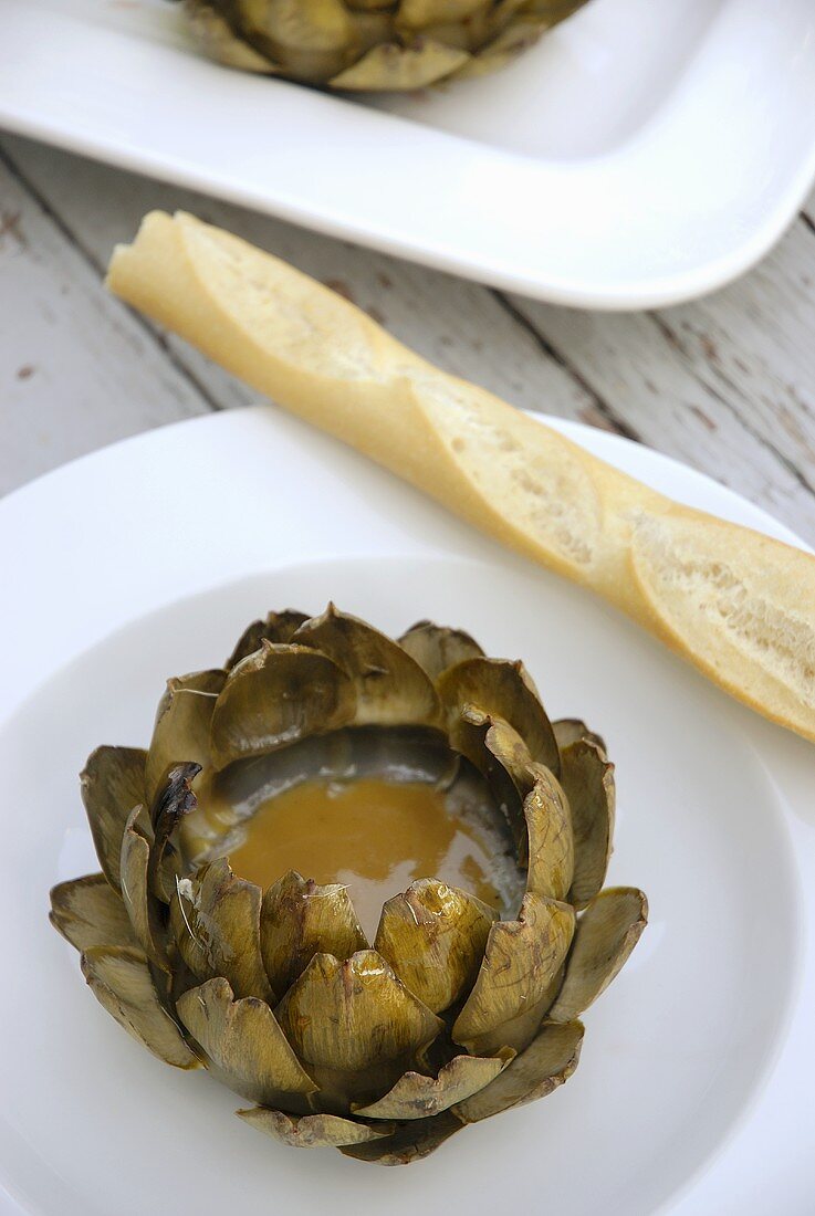 Artischocke mit Vinaigrette und Baguette