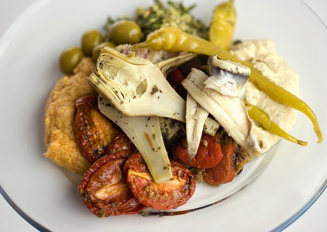 Mezze (Middle Eastern appetisers): hummus, moutabal, artichokes