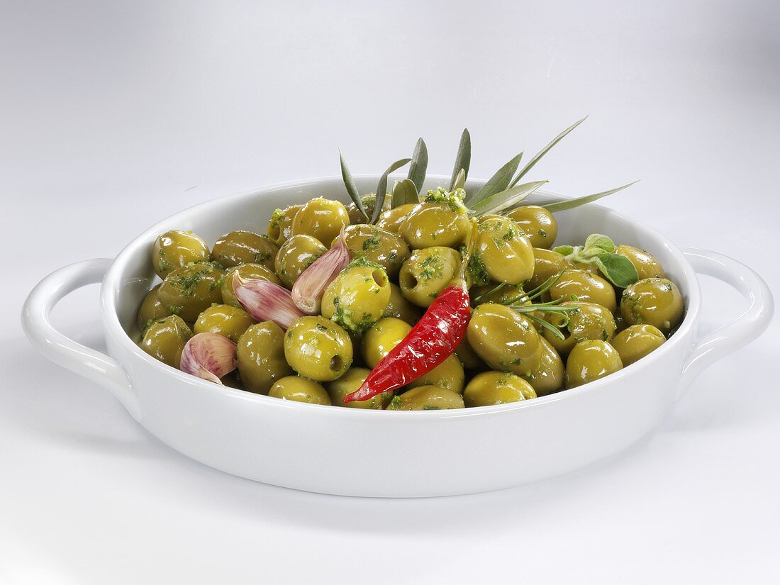 Eingelegte grüne Oliven mit Kräutern, Knoblauch und Chili