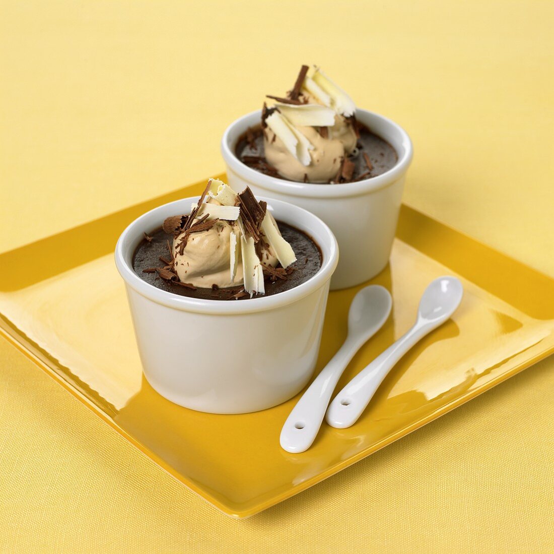 Schokoladenpudding mit Kaffeeeis