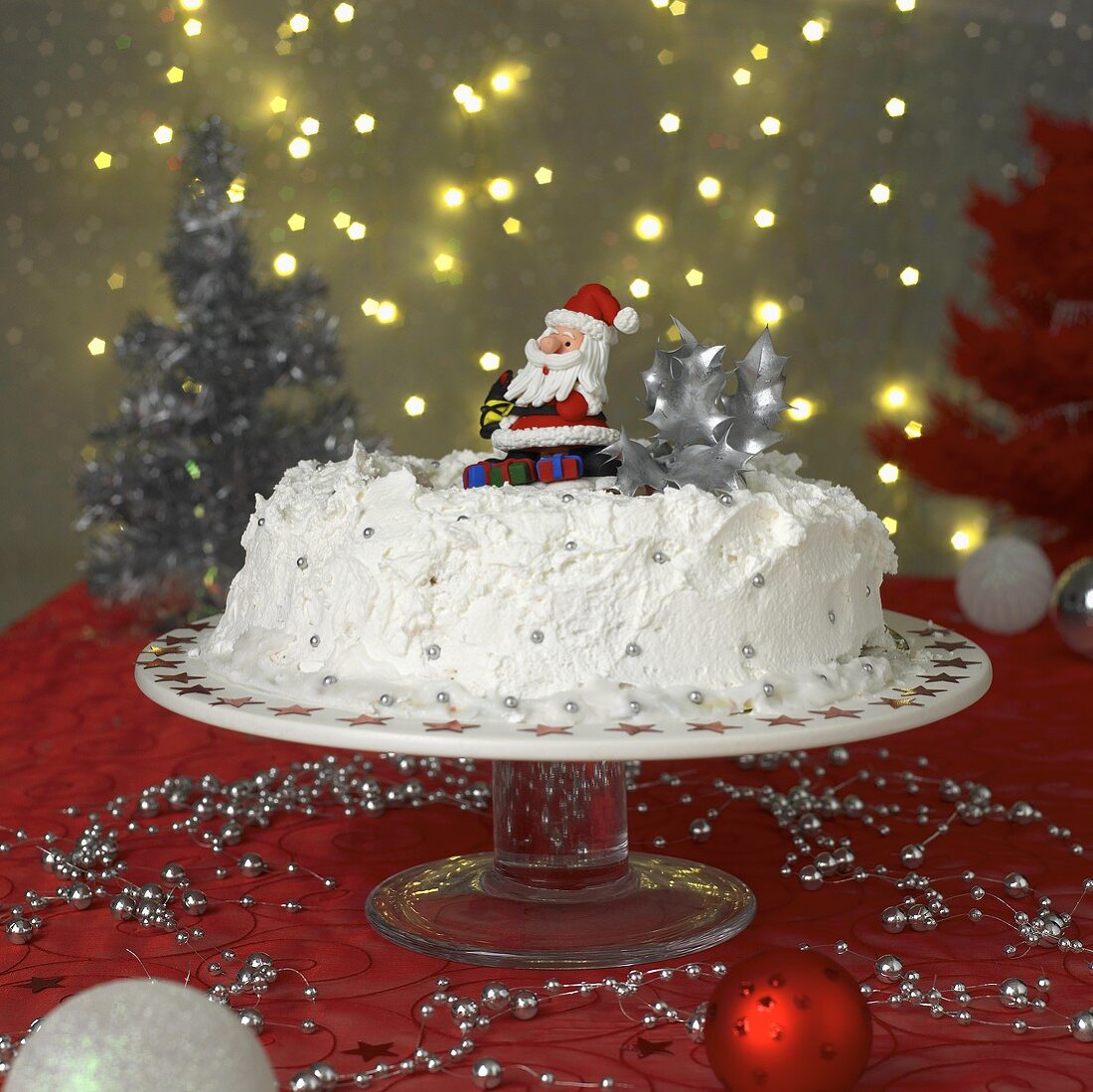 weiße Torte mit Nikolaus-Figur und Silberperlen