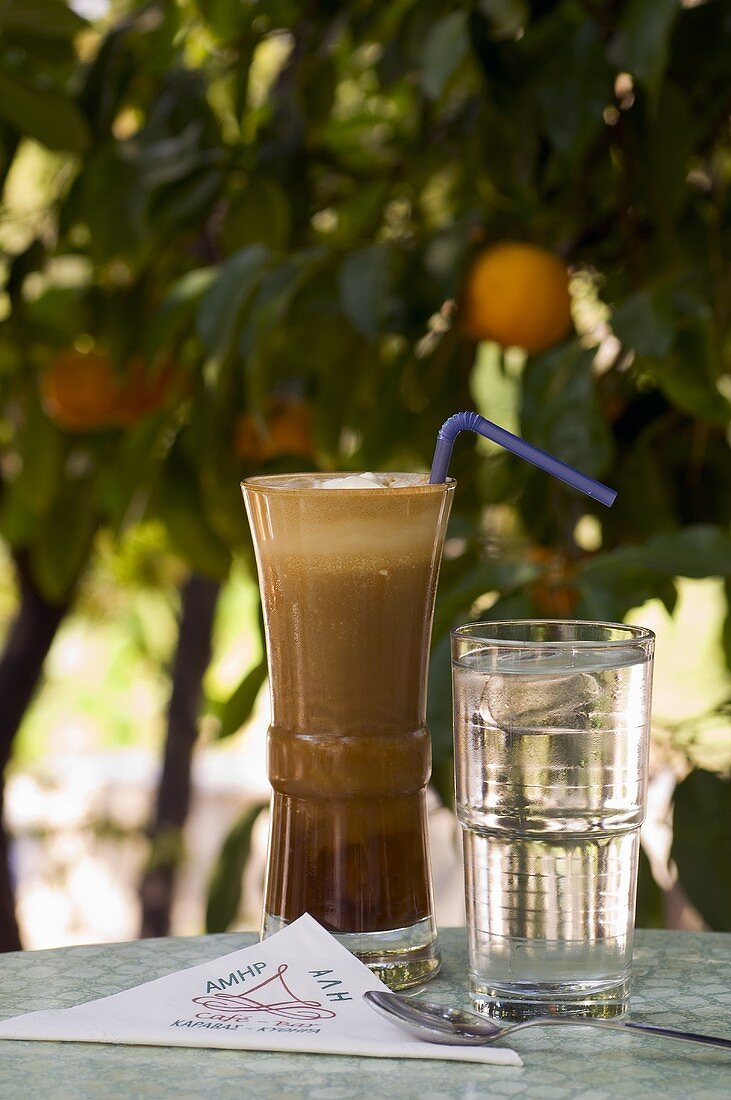 Eiskaffee und ein Glas Wasser