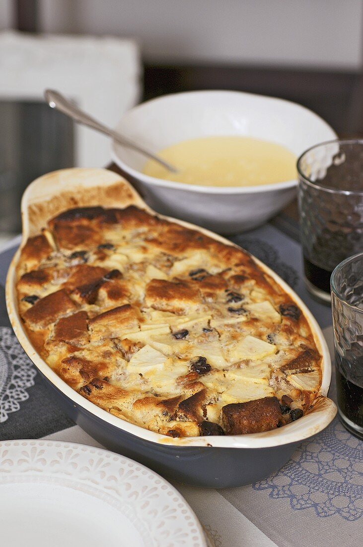 Brotpudding mit Heidelbeeren und Vanillesauce