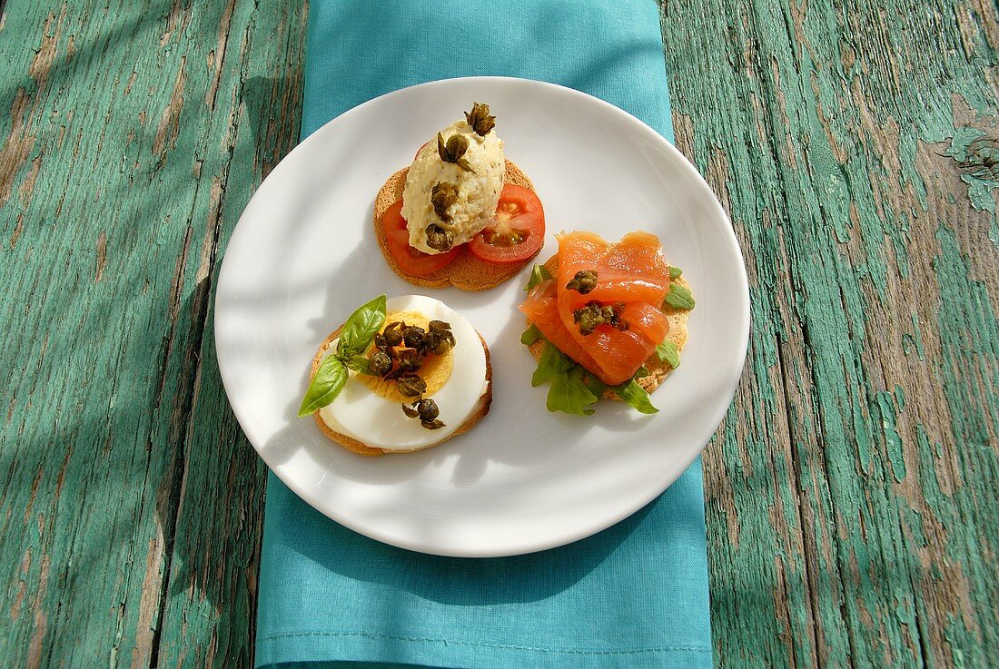 Canapés mit Lachsmousse, Räucherlachs und Ei