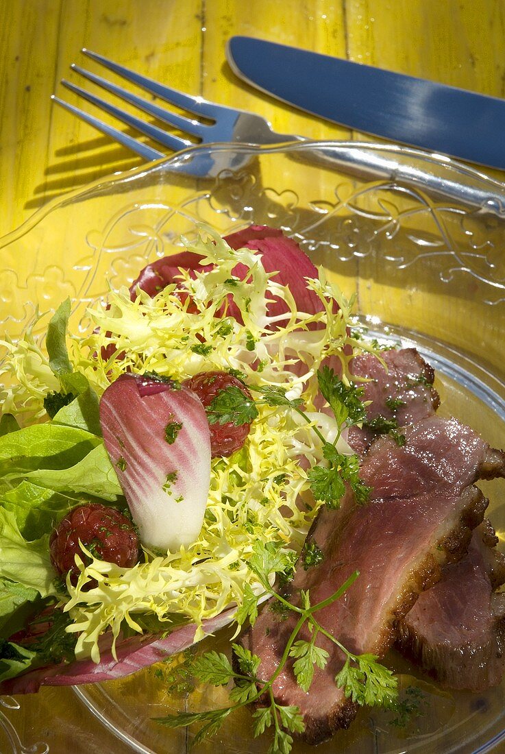 Salad leaves with duck breast and raspberries