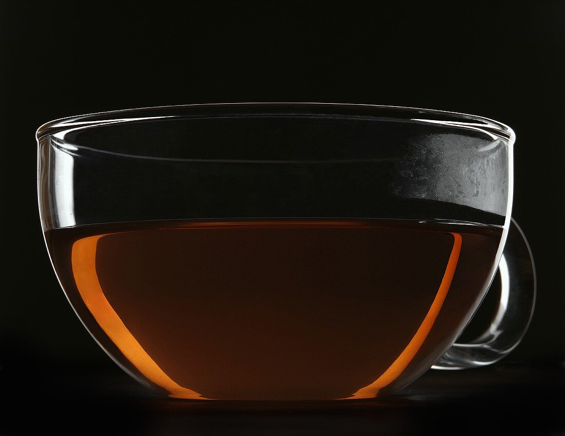 Eine Glastasse mit Tee