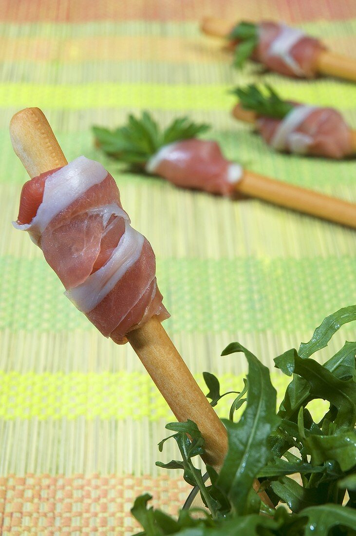 Grissini mit Rohschinken und Rucola