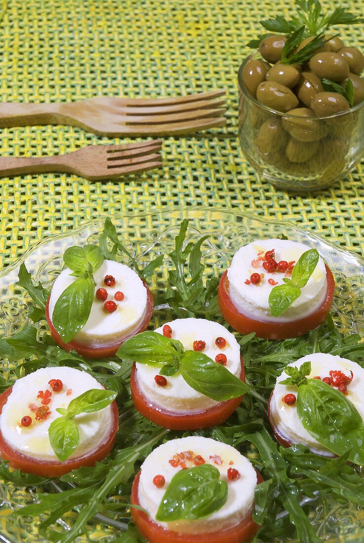 Tomaten mit Mozzarella, Basilikum, rotem Pfeffer und Rucola