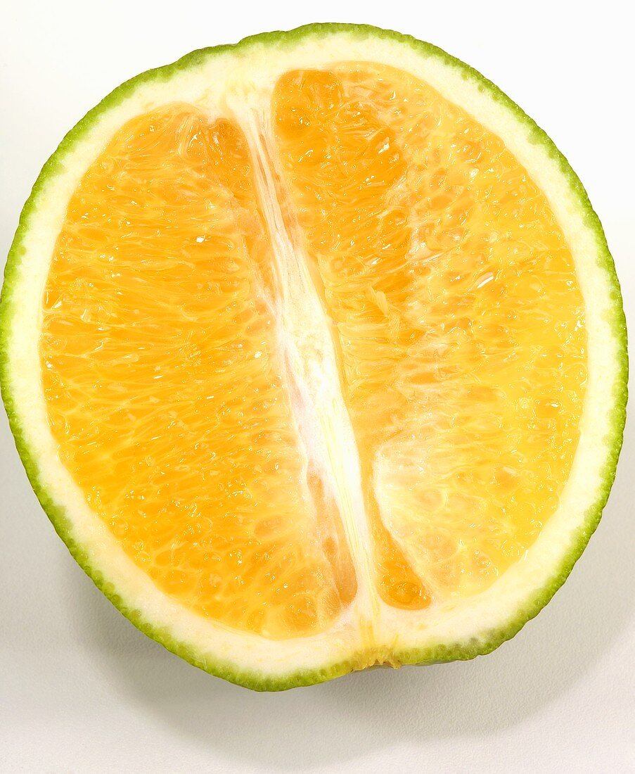 Eine halbe Orange mit grüner Schale