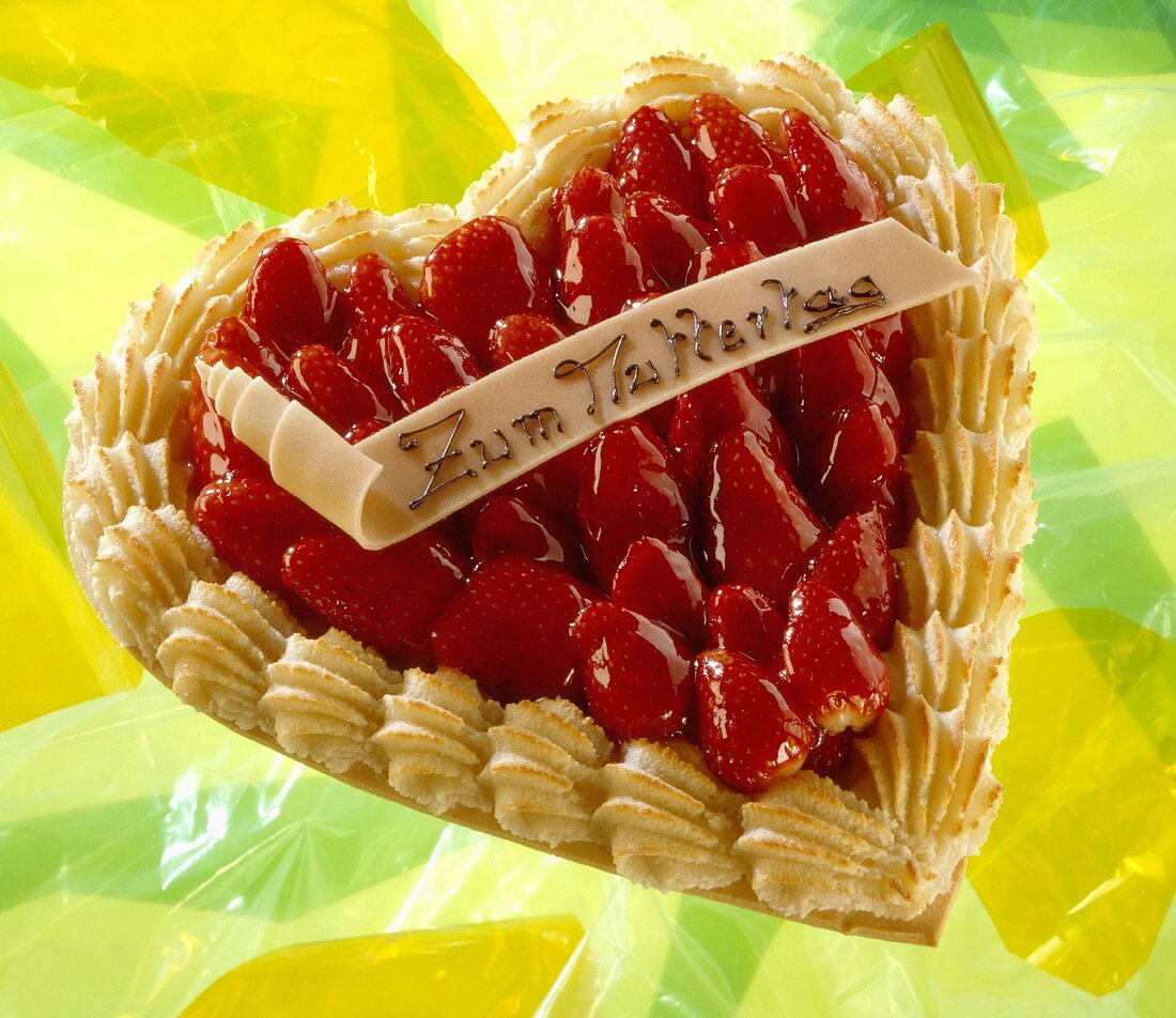 Heart-shaped strawberry tart with the words 'Zum Muttertag' (For Mother's Day)