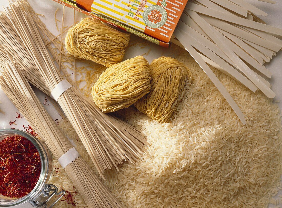 Verschiedene asiatische Nudelsorten, Reis & Safran