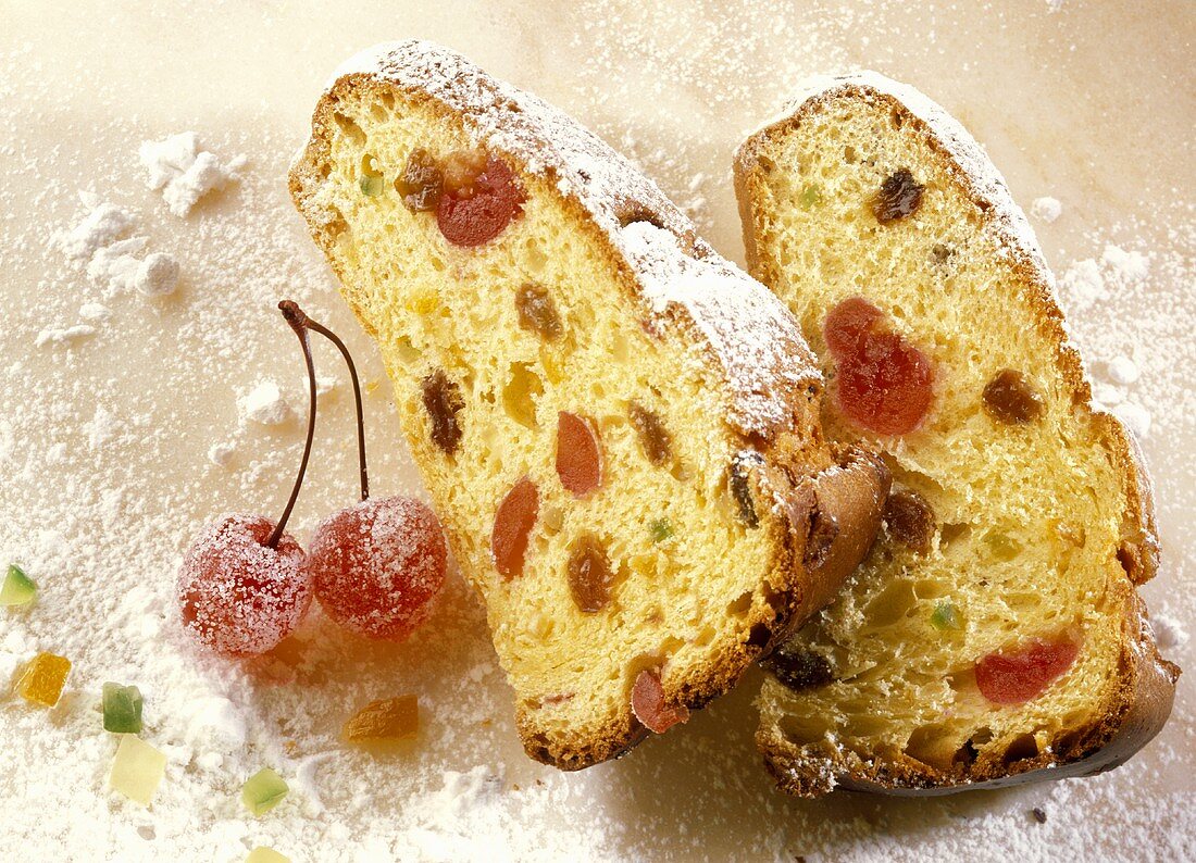 Gugelhupf mit kandierten Früchten und Puderzucker