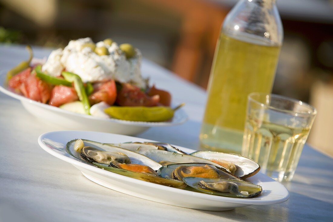 Miesmuscheln, Griechischer Salat und weisser Retsina