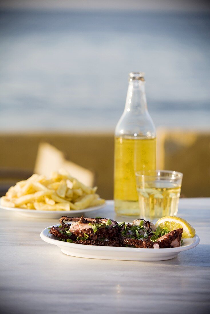 Oktopus, Pommes frites und weisser Retsina