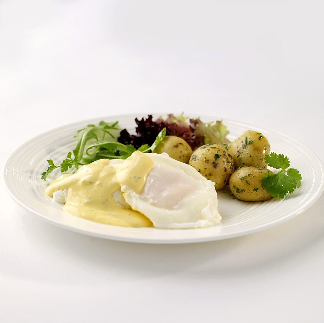 Poached egg with Bearnaise sauce and new potatoes