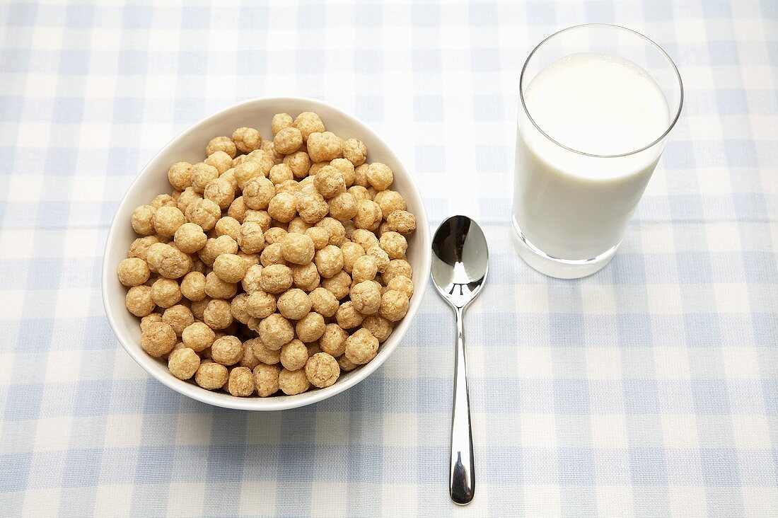 Cerealien (knusprige Getreidekugeln) und ein Glas Milch