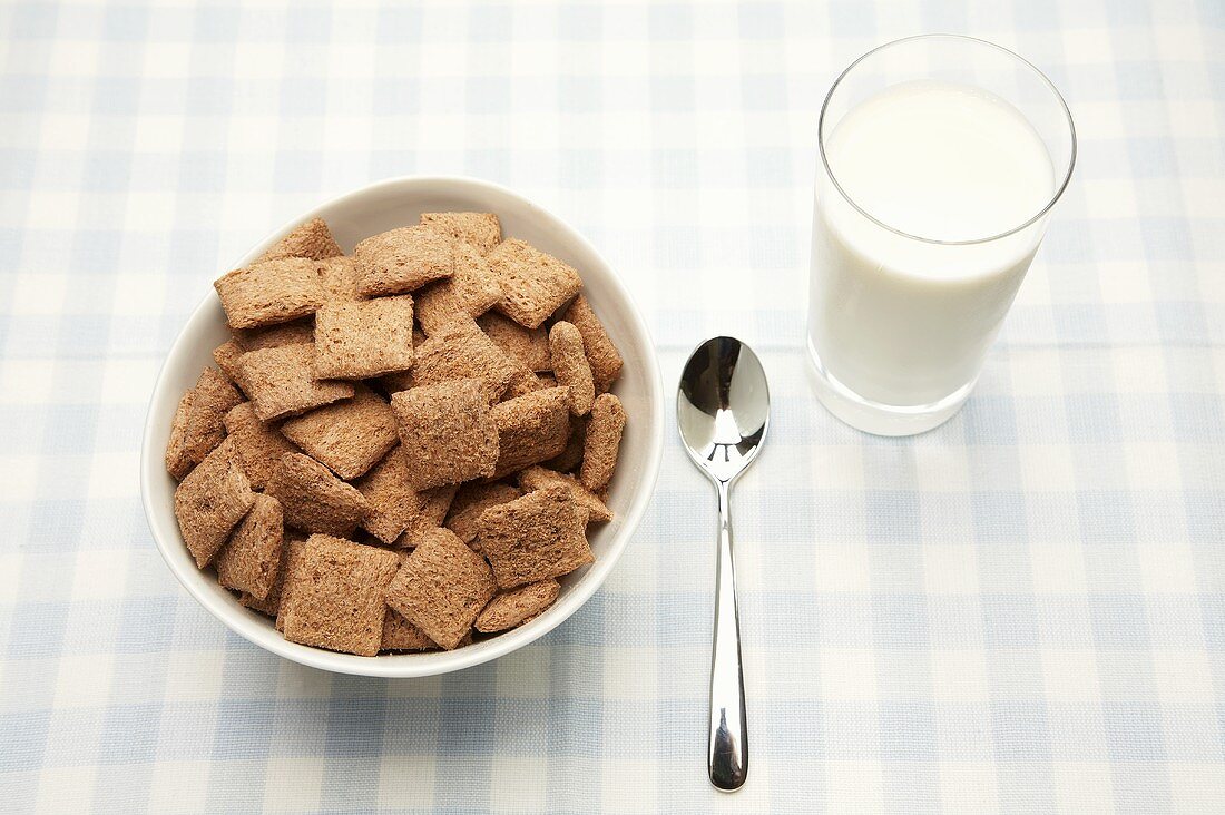 Cerealien (Getreidekissen mit Nougatfüllung) & ein Glas Milch