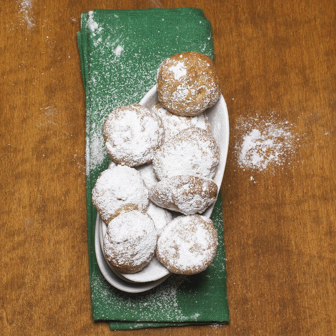 Gingerbread biscuits with icing sugar in white dish