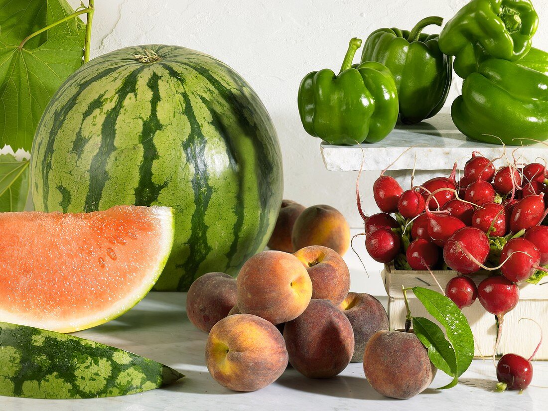 Wassermelonen, Pfirsiche, Paprikaschoten & Radieschen
