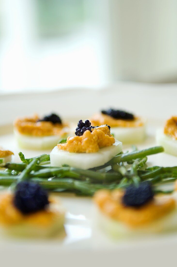 Gurkenhäppchen mit pikanter Creme & Kaviar auf Queller