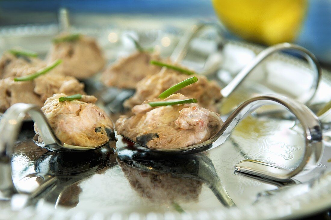 Appetisers: savoury cream with chives on spoons