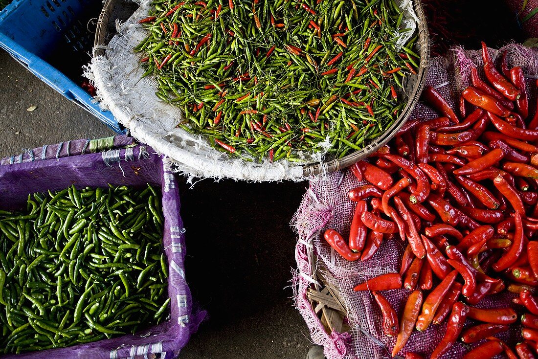 Rote und grüne Chilischoten auf einem Markt in Bangkok