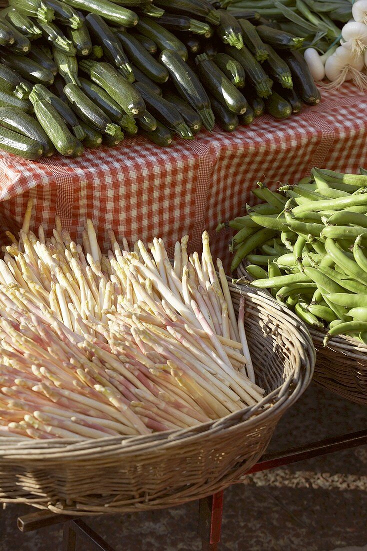 Gemüse auf einem Tisch und in Körben am Markt