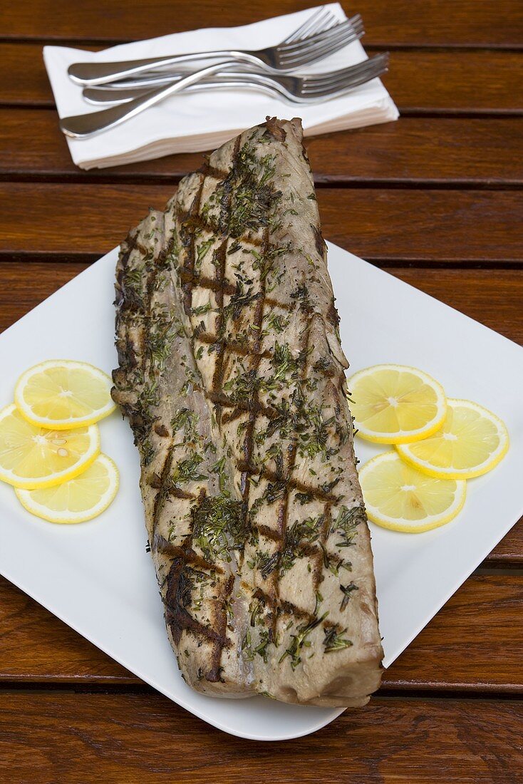 Fried tuna fillet with slices of lemon