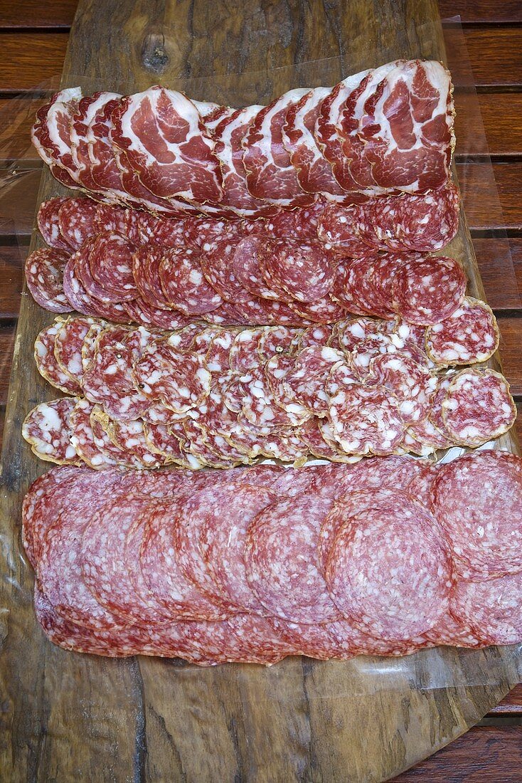 Verschiedene Salami auf einem Holzbrett