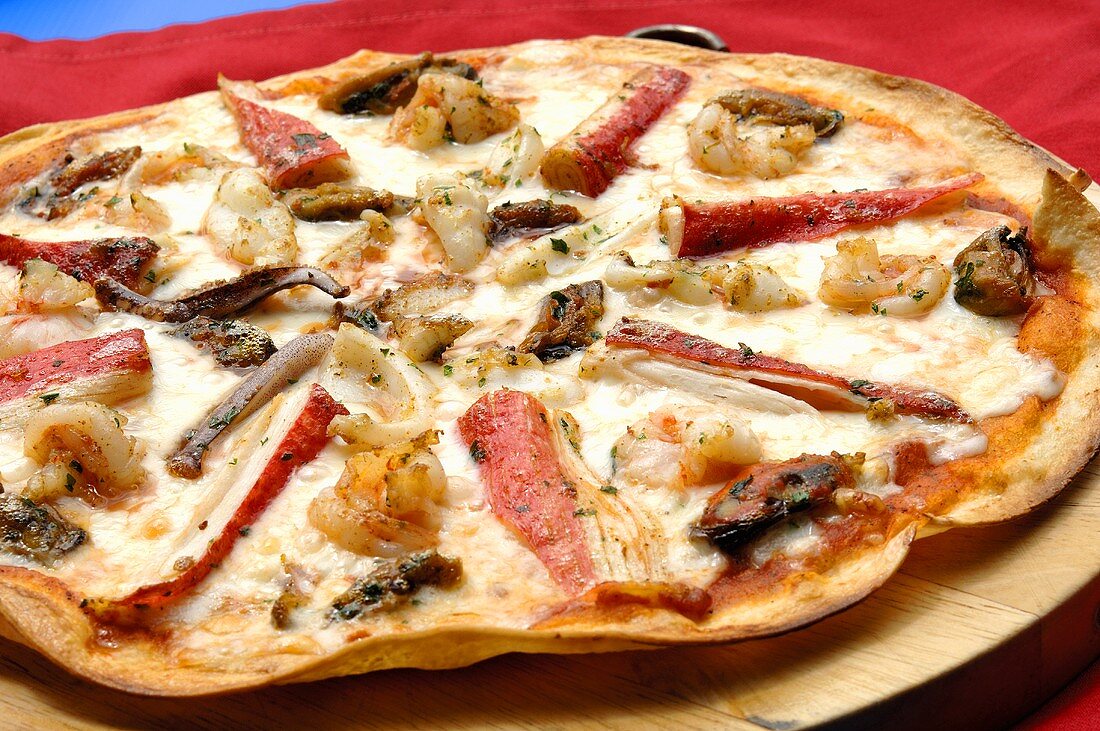Pizza mit Meeresfrüchten (Scampi, Surimi, Tintenfisch)