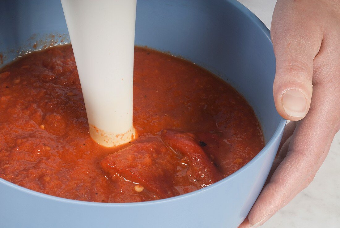 Tomaten-Paprika-Suppe pürieren