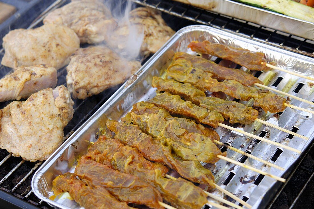 Hähnchenfleisch und -spieße auf dem Grill