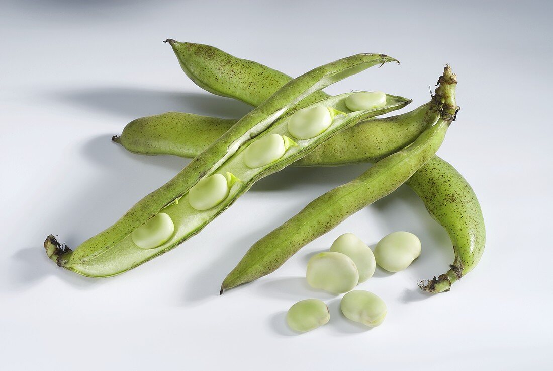 Fresh broad beans, loose and in pods