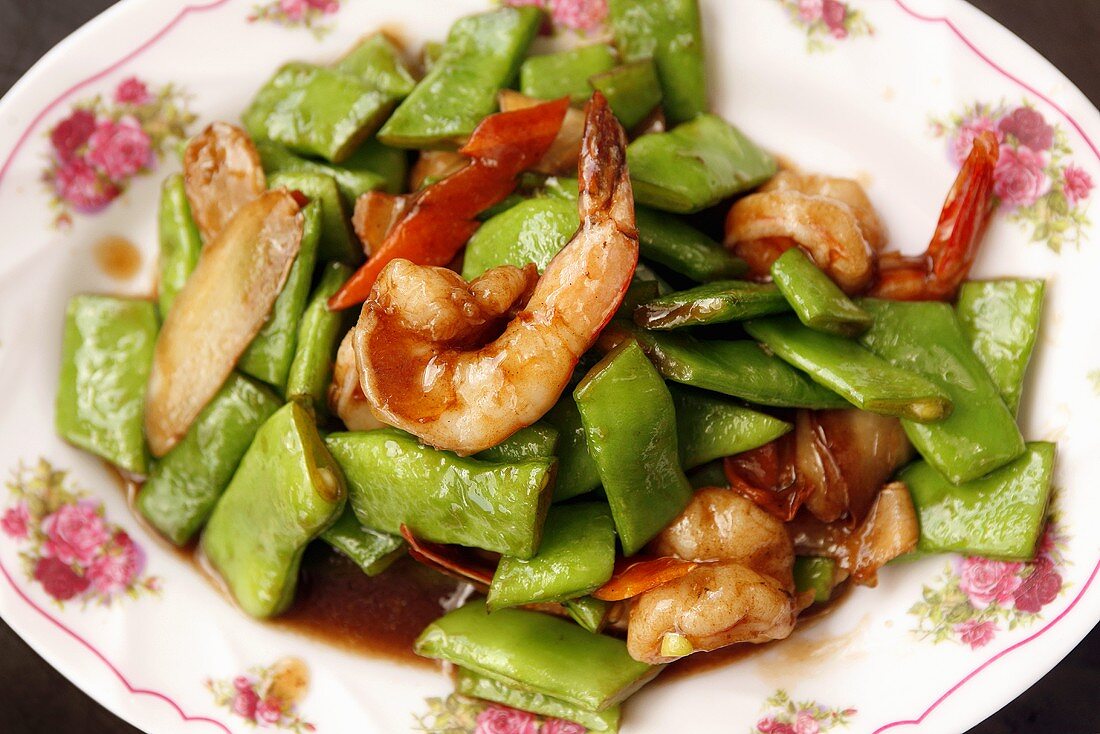 Spicy prawns with mangetout