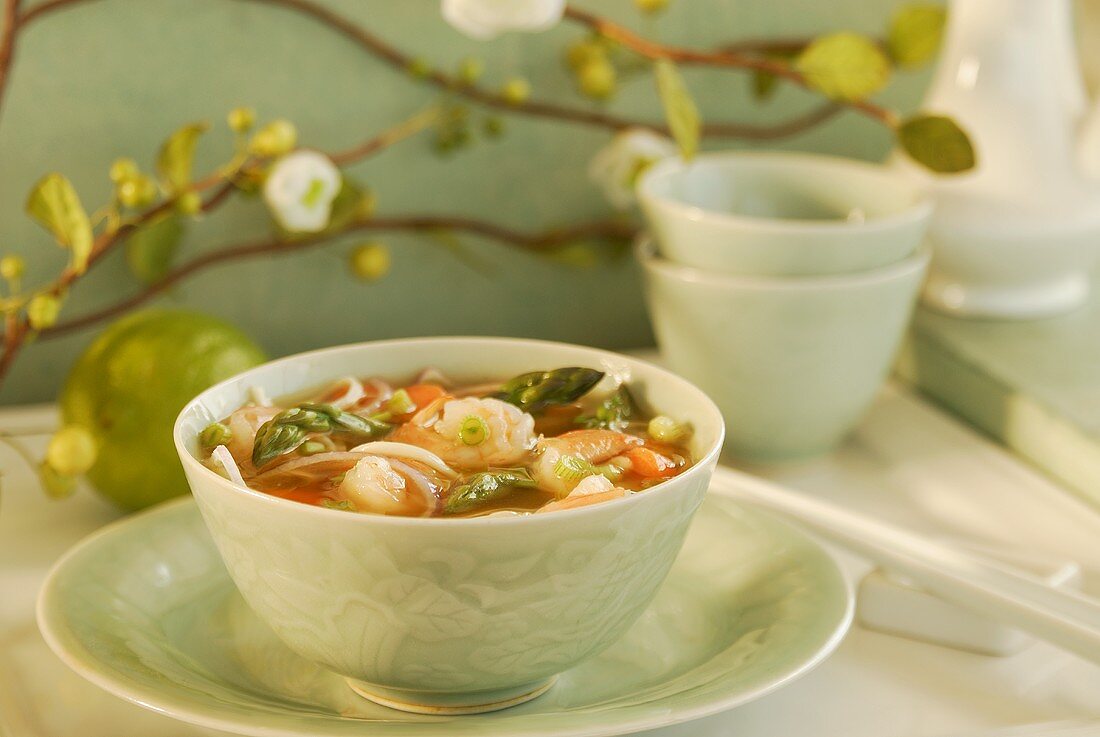 Suppe mit Krabben und Spargel