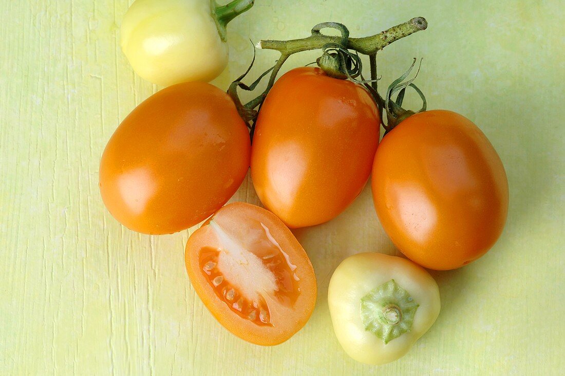 Orangefarbene Tomaten und hellgelbe Mini-Paprika