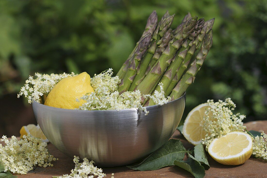 Grüner Spargel, Zitronen und Holunderblüten