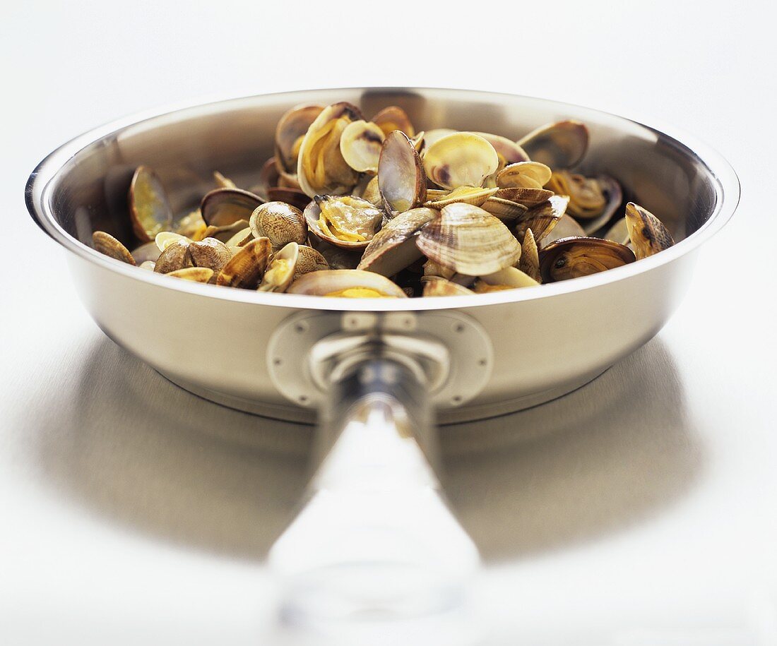 Clams in a frying pan