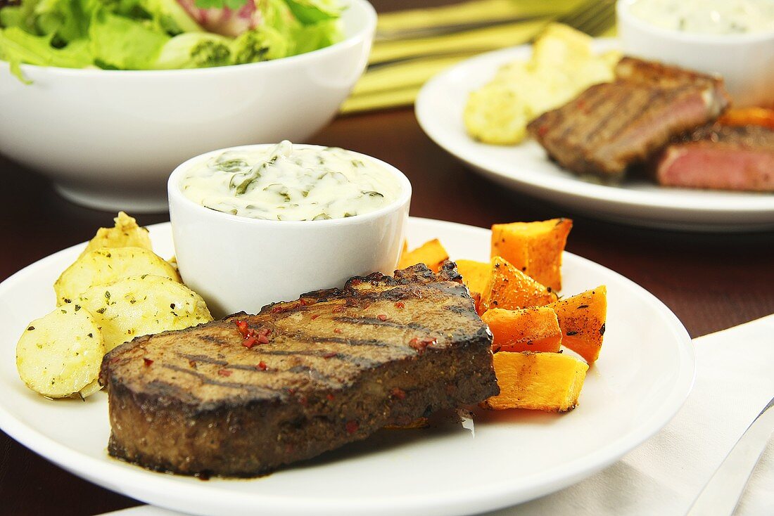 Rindersteak mit Butternusskürbis, Cremespinat, Dillkartoffeln