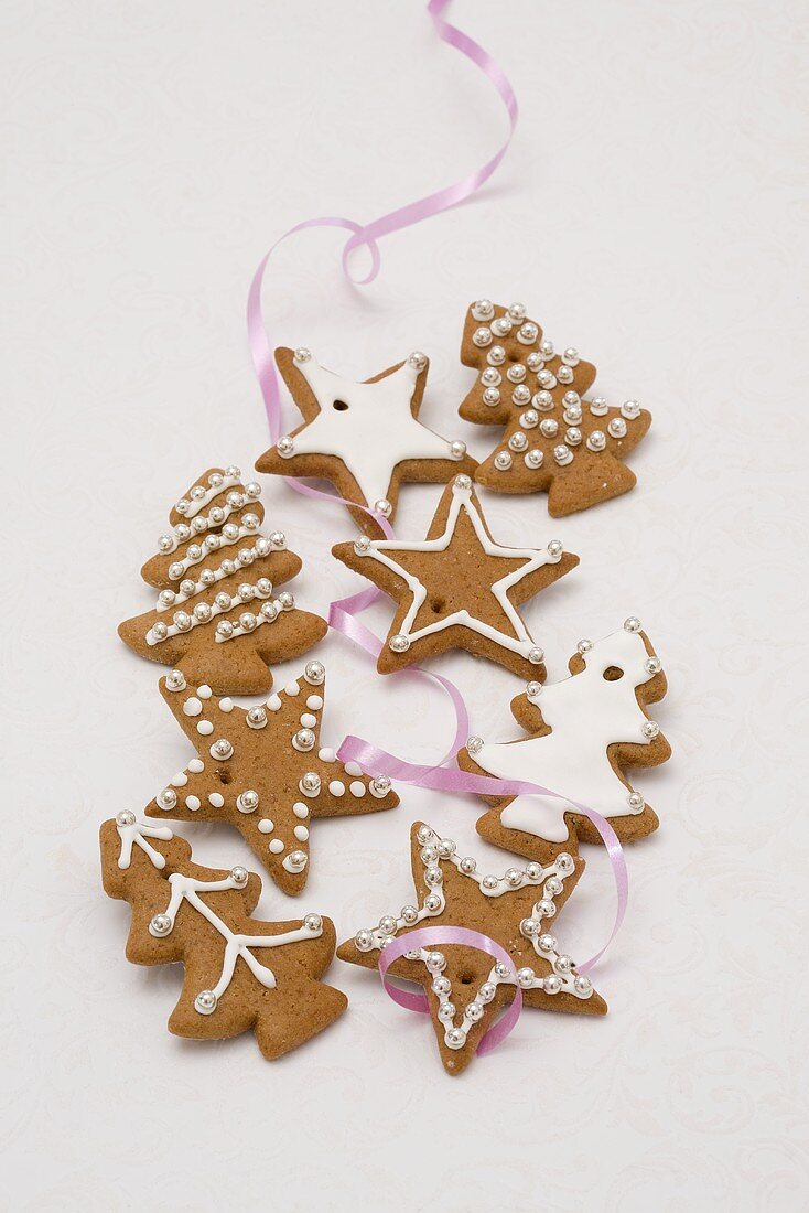 Gingerbread biscuits with icing sugar and sliver pearls