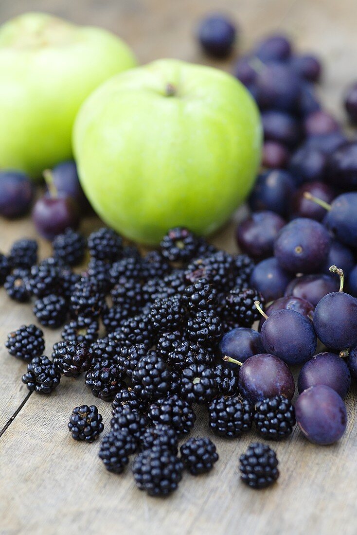 Brombeeren, Zwetschgen und Äpfel