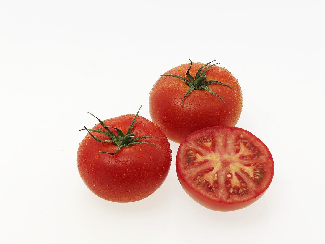Zwei ganze Tomaten und eine Tomatenhälfte
