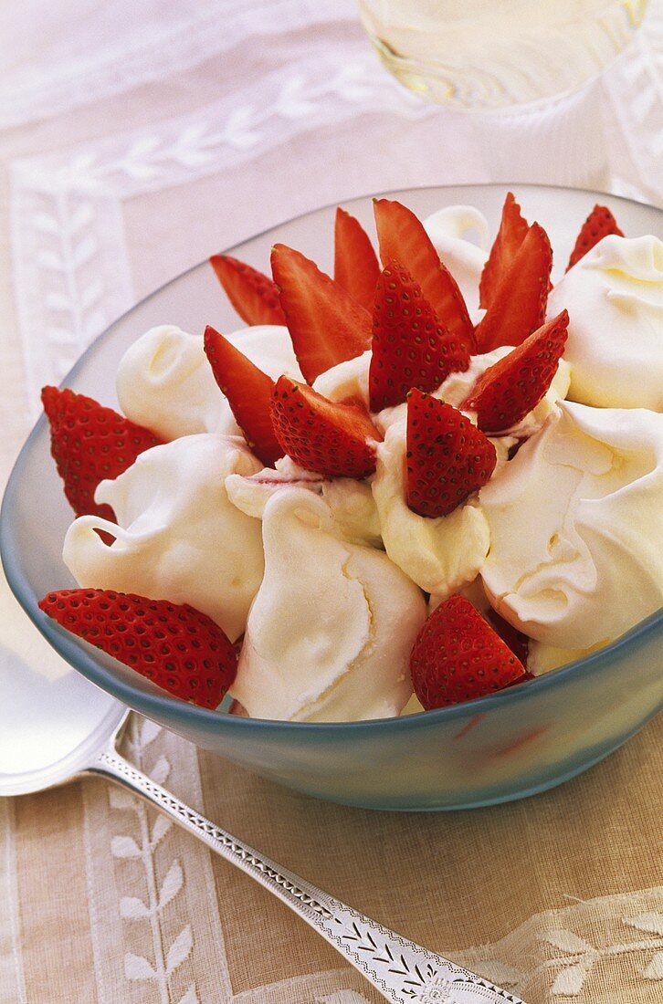 Meringue with fresh strawberries