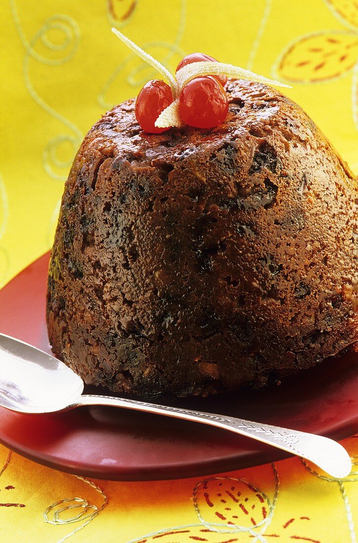 Plum pudding with candided fruits