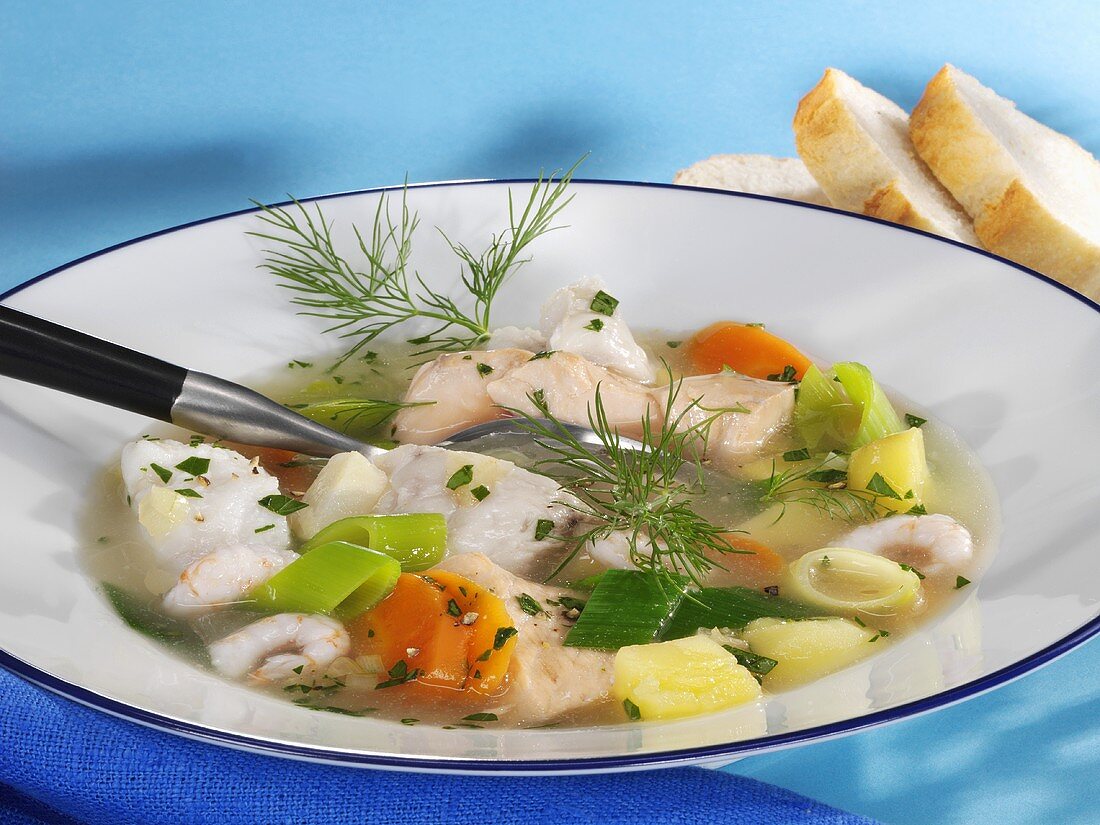 Fischsuppe mit Gemüse und Dill