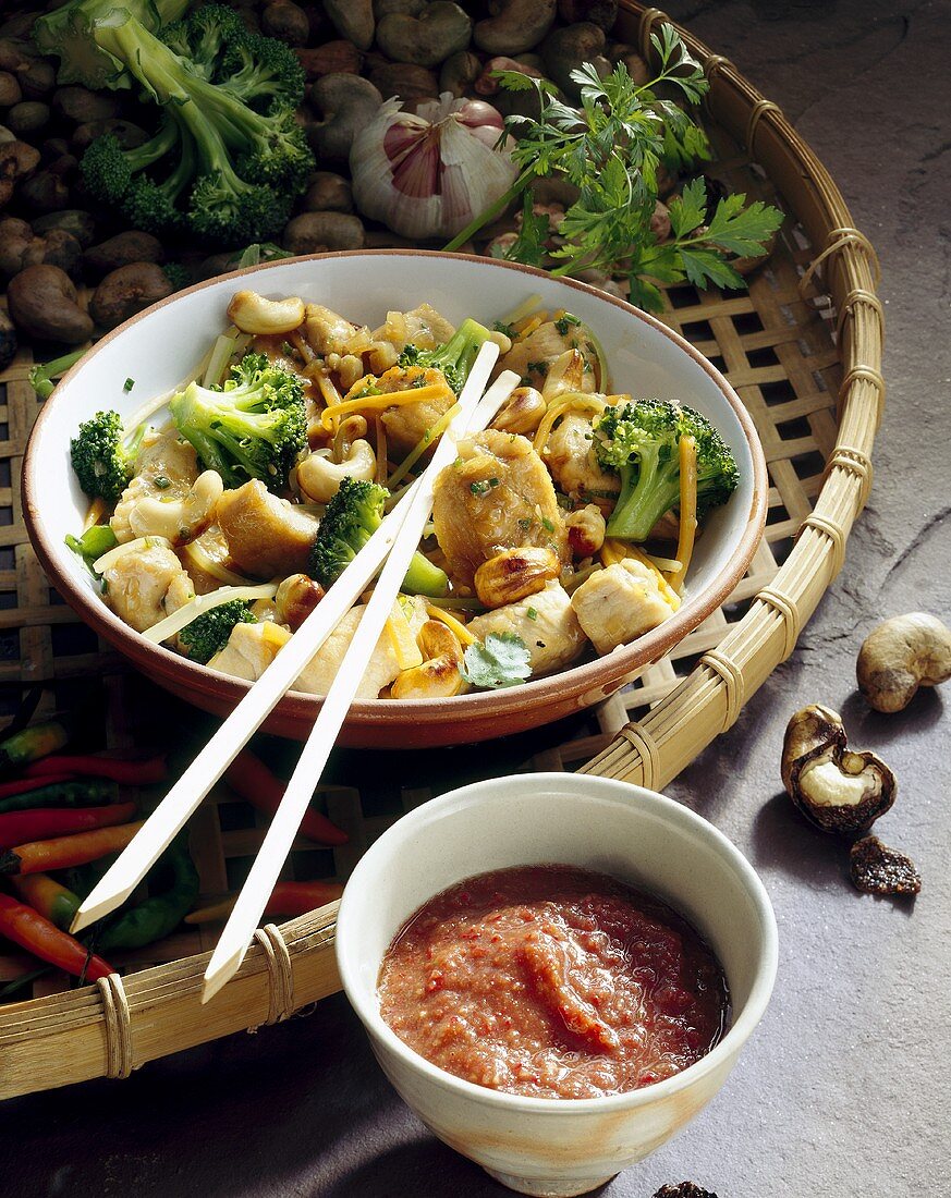 Wok-fried turkey with broccoli and nuts