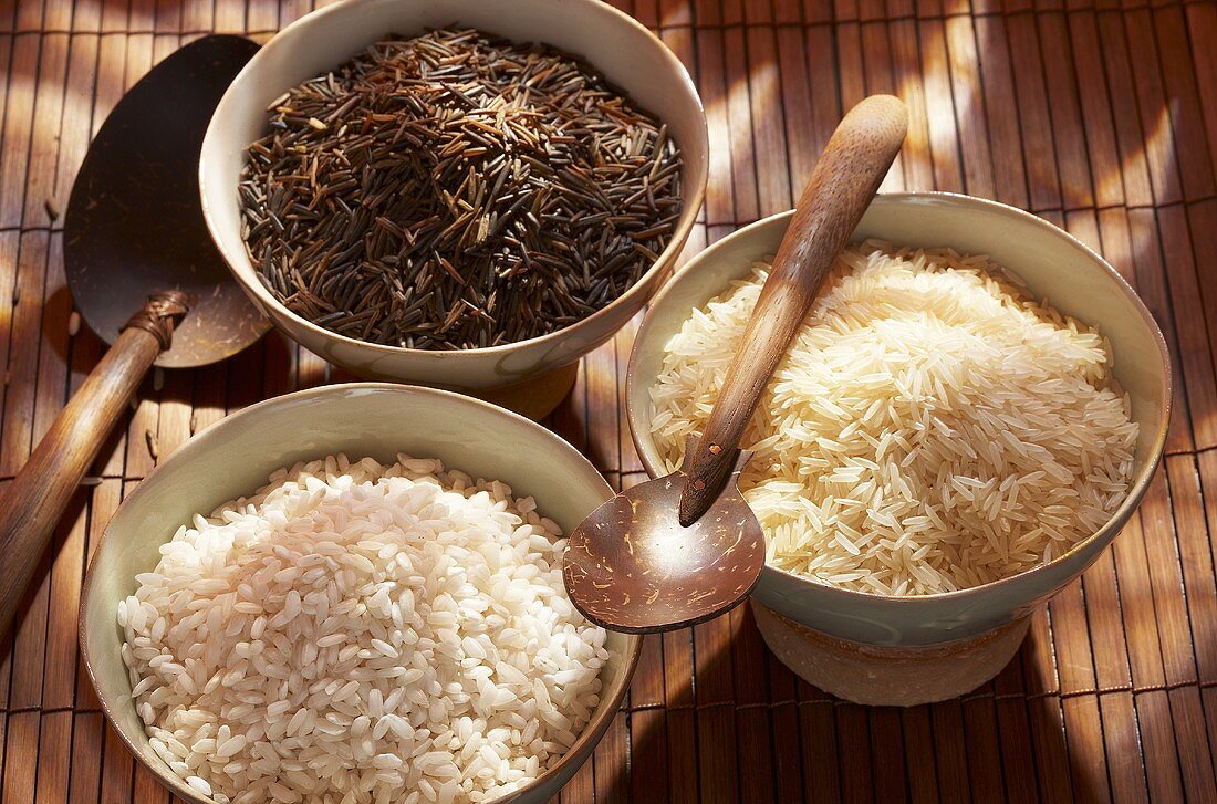 Drei verschiedene Reissorten in Schalen
