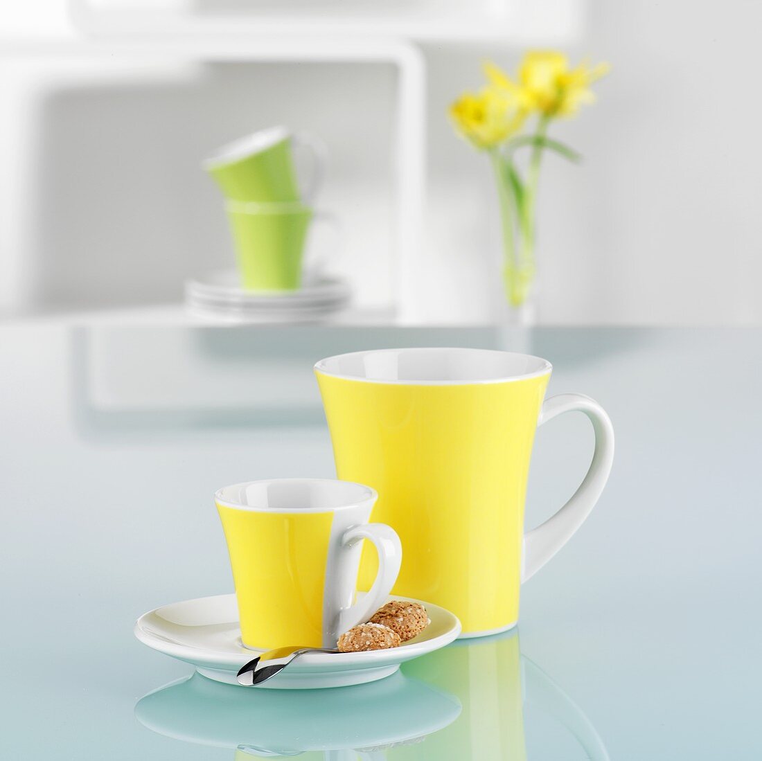 Kaffeetassen in Frühlingsfarben (gelb, grün)