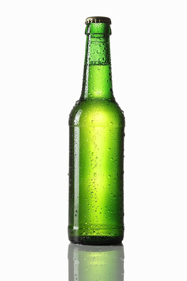Green bottle of beer with drops of water – License Images – 984526 ❘  StockFood