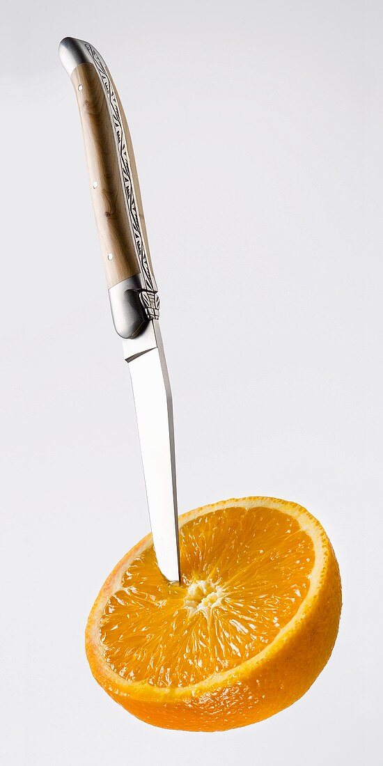 Orangenhälfte mit Messer